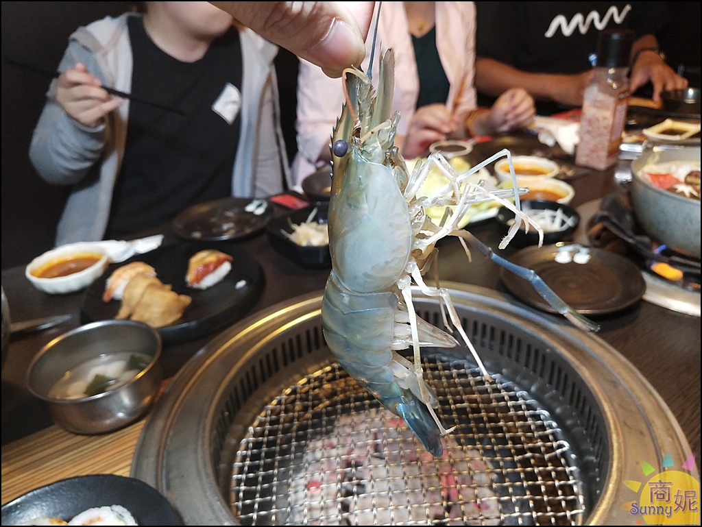 石頭日式炭火燒肉|台中高CP值火烤吃到飽。泰國流水活蝦吃到飽加價238元裝滿水缸太豪邁!