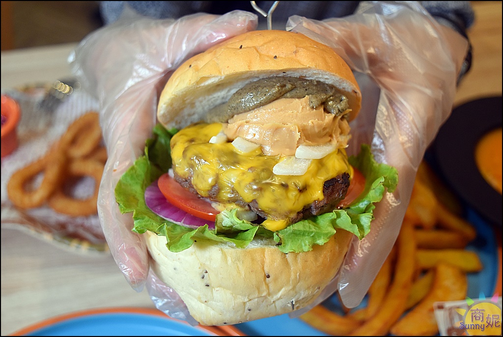 台中科博館漢堡餐廳。LAb EAt burger來吧吃漢堡。手作亞麻籽麵包加4盎司厚厚牛肉超爆漿 飲料喝到飽消暑好去處