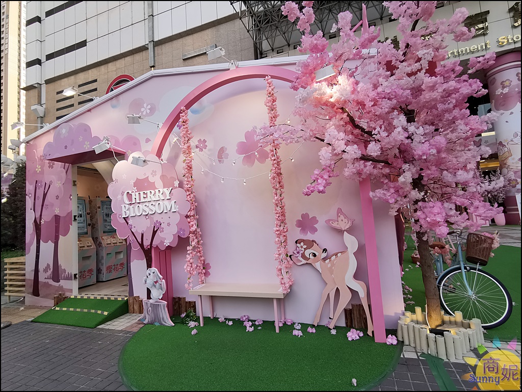 2020迪士尼櫻花季｜粉嫩櫻花樹下野餐,櫻花鞦韆小鹿斑比瑪麗貓打卡牆可愛又浪漫!
