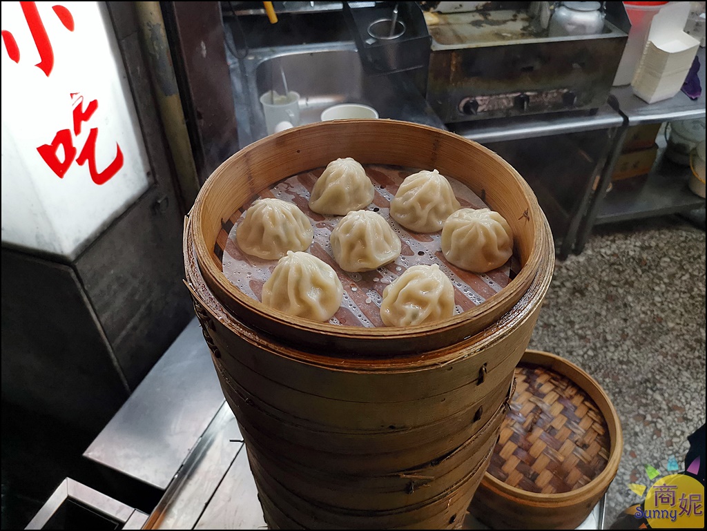 西屯鍋貼(原餃踏實地)|台中宵夜。騎樓路邊攤營業到凌晨2點半越晚生意越好 鍋貼比湯包好吃