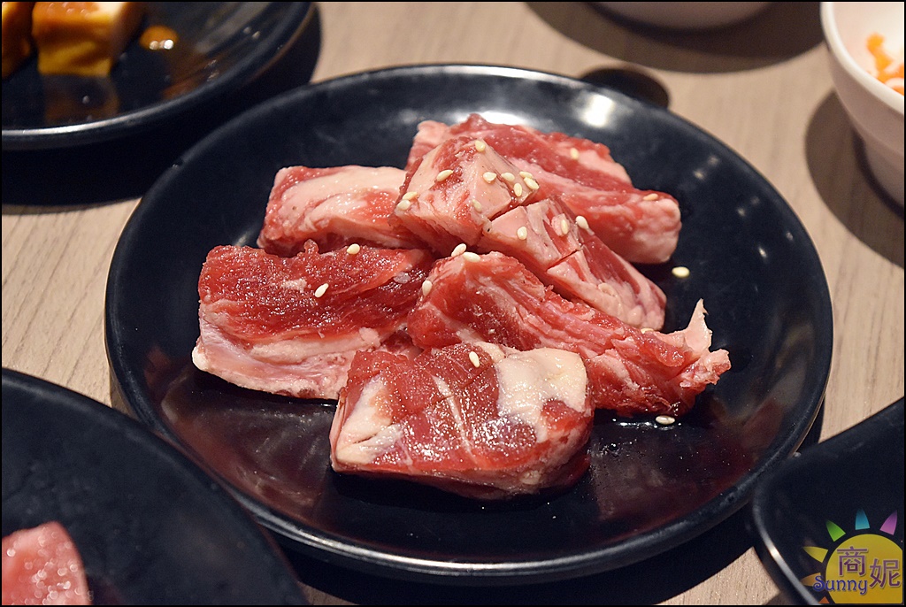 羊角|台中燒肉吃到飽。現撈泰國活蝦生啤暢飲厚切牛排生蠔牛舌超過80種食材699元太超值