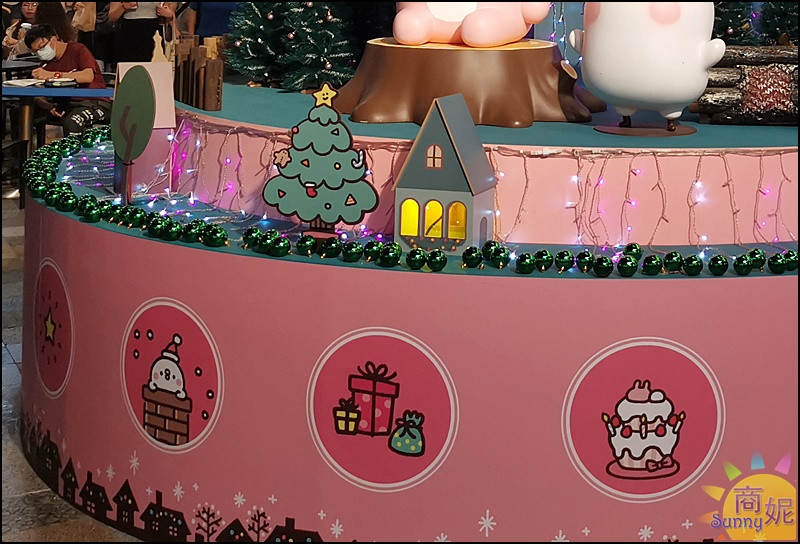 台中免費景點| 2020卡娜赫拉耶誕樹!萌噠噠粉紅兔兔與P助 IG最新耶誕打卡地標