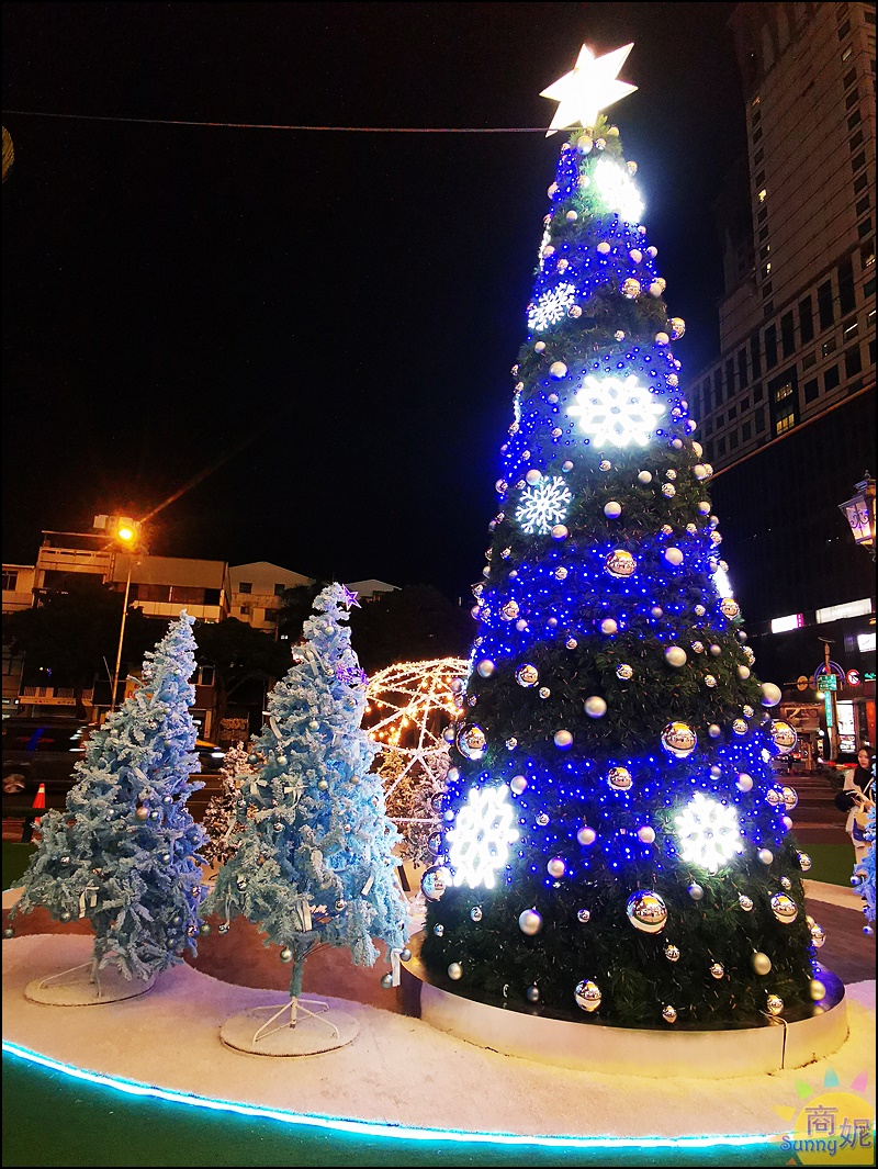 免門票！冰雪藍聖誕樹浪漫雪景 台中最新IG聖誕打卡點 還會下雪喔