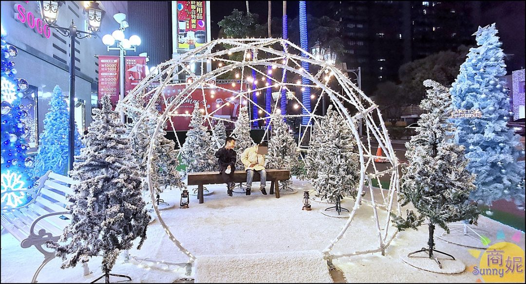 免門票！冰雪藍聖誕樹浪漫雪景 台中最新IG聖誕打卡點 還會下雪喔 @商妮吃喝遊樂