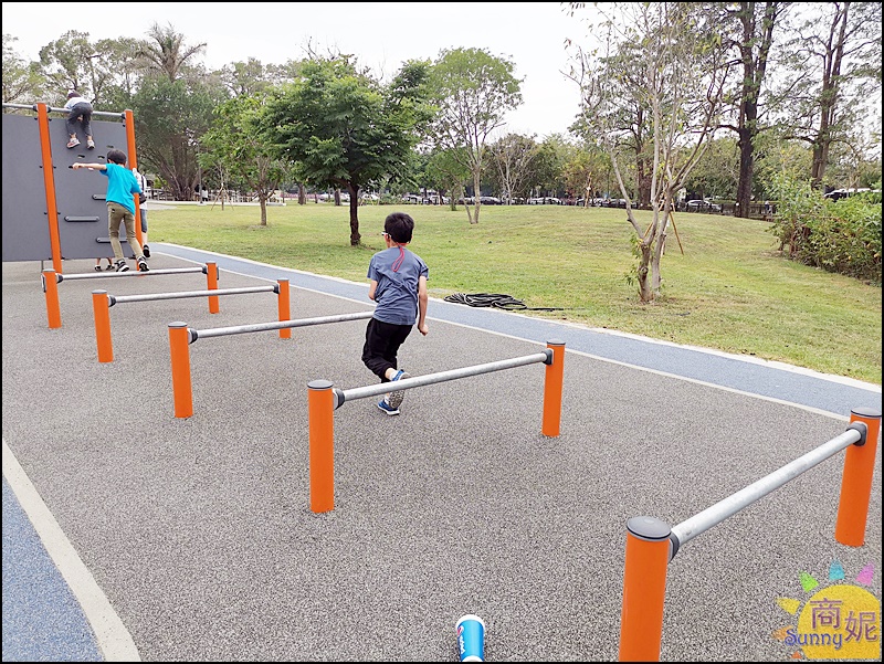 黎新公園|台中超強兒童公園!大西瓜攀爬架兒童沙坑互動競技區健身器材好好玩