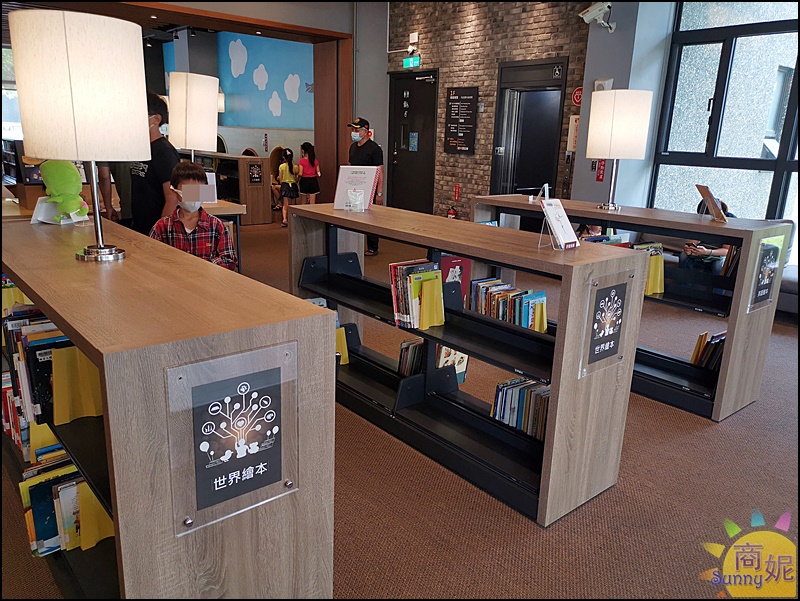 李科永圖書館|台中親子室內景點推薦!大量童書繪本.舒適閱讀沙發區像咖啡廳般愜意