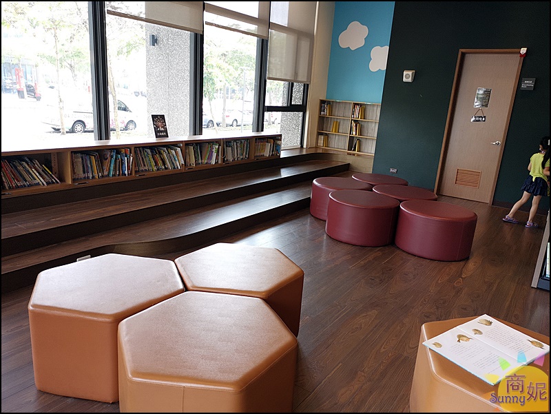 李科永圖書館|台中親子室內景點推薦!大量童書繪本.舒適閱讀沙發區像咖啡廳般愜意