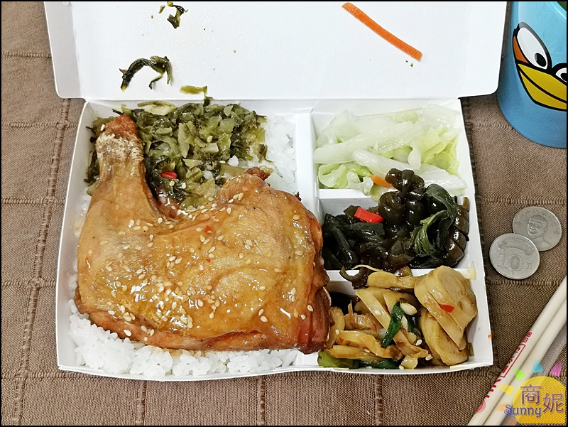 亞洲雞腿王|台中青海路人氣便當.大隻雞腿佔滿半個便當加3樣配菜80-100元