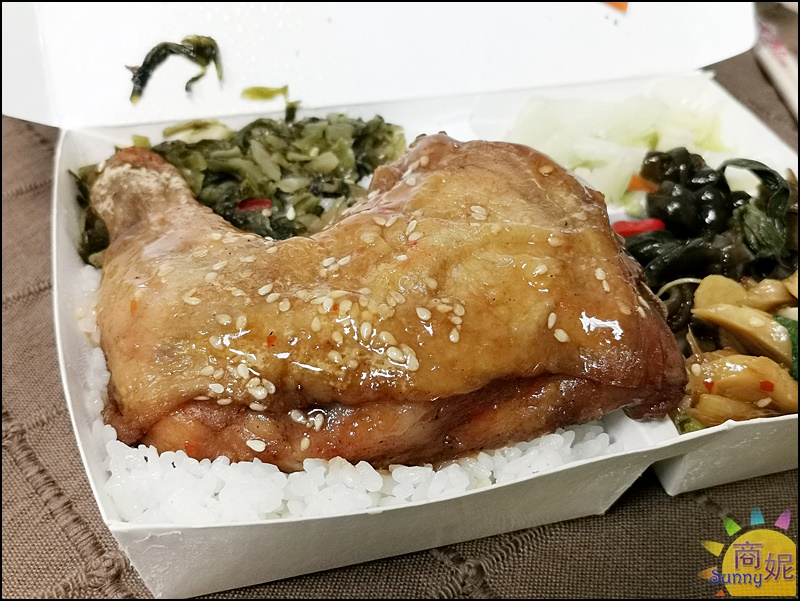 亞洲雞腿王|台中青海路人氣便當.大隻雞腿佔滿半個便當加3樣配菜80-100元