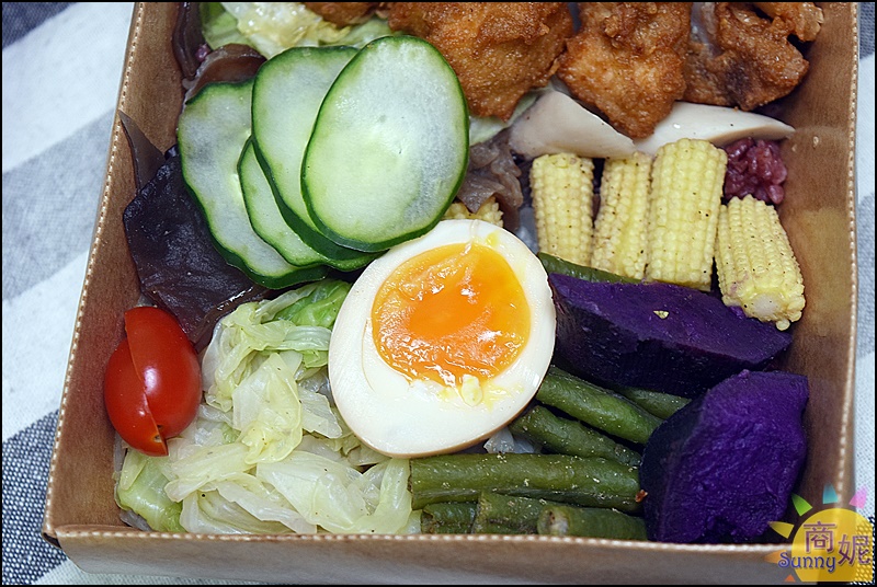 咕蔬搖|新概念舒肥鹽水雞餐盒主食+8種配菜溏心蛋紫米飯滿滿一盒百元出頭清爽好吃又健康