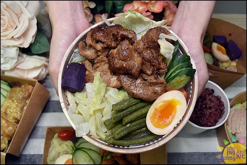 咕蔬搖|新概念舒肥鹽水雞餐盒主食+8種配菜溏心蛋紫米飯滿滿一盒百元出頭清爽好吃又健康