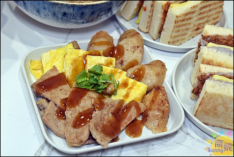 卯食早午餐|簡直是台中丹丹!麵線加雞腿排、漢堡、吐司通通銅板價