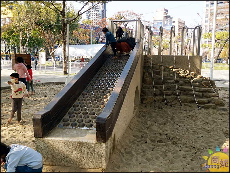 台中親子景點|文心森林公園十二感官遊戲體驗區玩沙攀爬溜滑梯盪鞦韆好好玩.帶小孩放電好地方