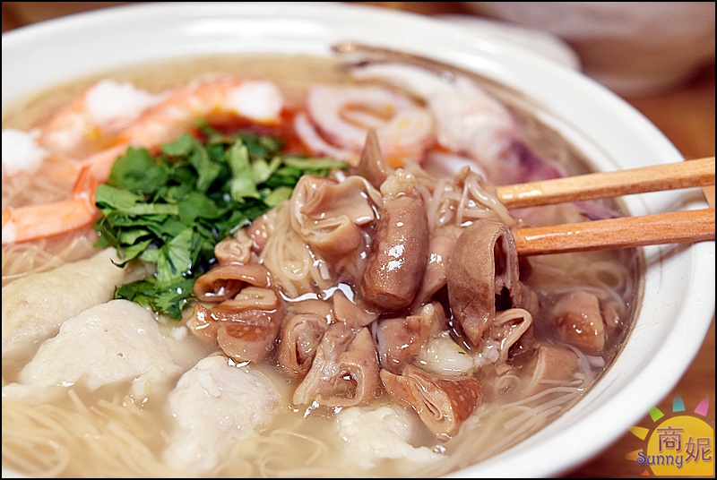 有糊同享|台中好吃麵線一吃成主顧!雞湯麵線糊料好實在大人小孩都愛，清新裝潢有質感