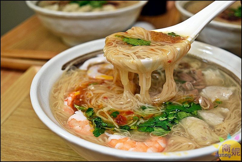 有糊同享|台中好吃麵線一吃成主顧!雞湯麵線糊料好實在大人小孩都愛，清新裝潢有質感