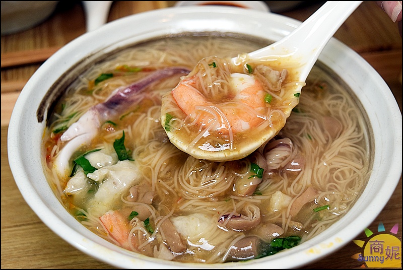 有糊同享|台中好吃麵線一吃成主顧!雞湯麵線糊料好實在大人小孩都愛，清新裝潢有質感