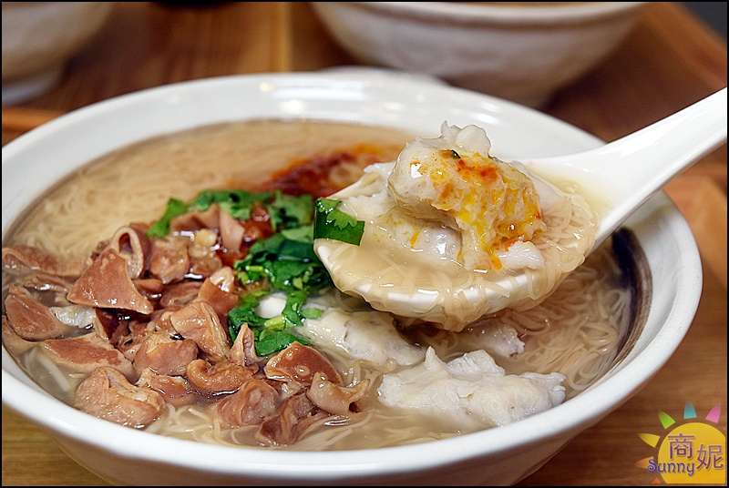 有糊同享|台中好吃麵線一吃成主顧!雞湯麵線糊料好實在大人小孩都愛，清新裝潢有質感