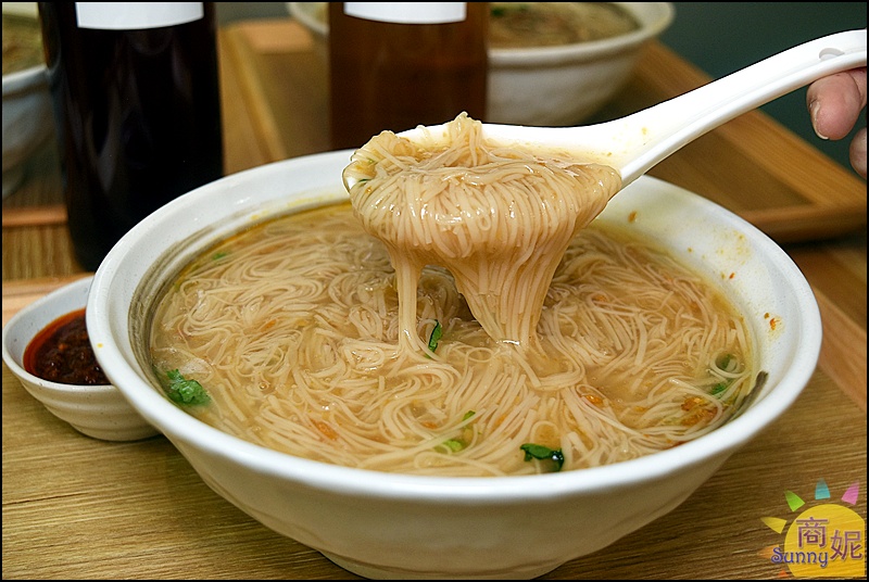 有糊同享|台中好吃麵線一吃成主顧!雞湯麵線糊料好實在大人小孩都愛，清新裝潢有質感