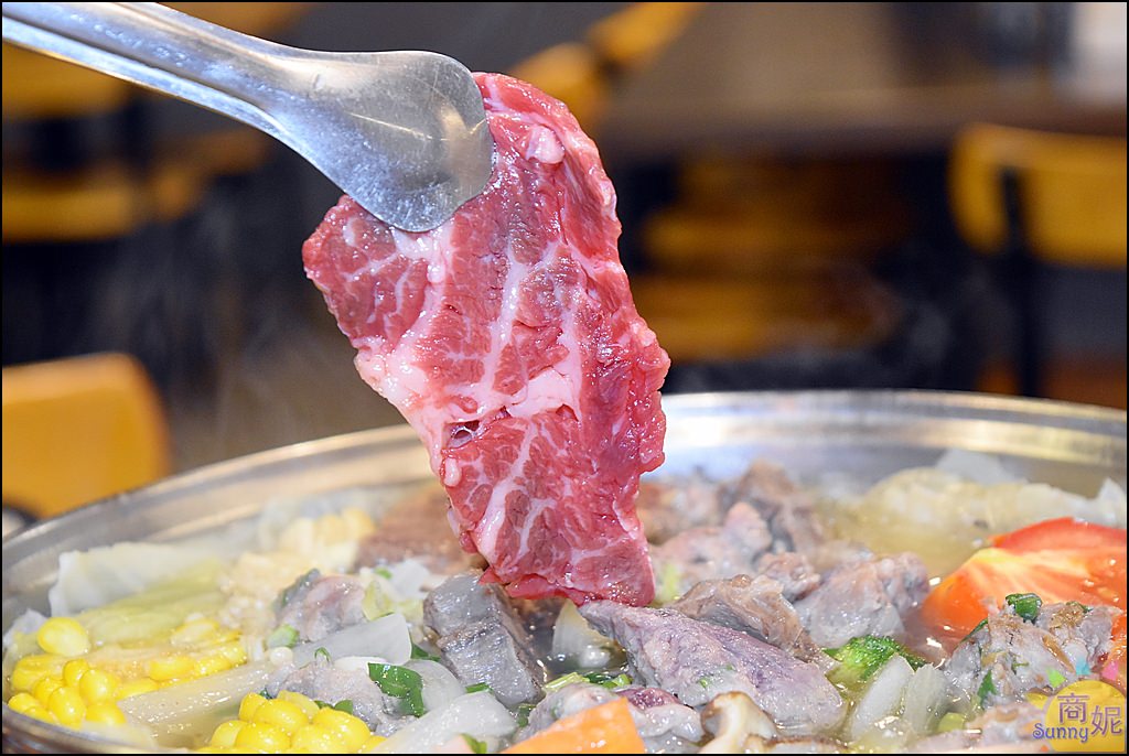台中平價溫體牛肉湯/上湯牛肉鍋。那隻牛。媒體報導香港老師傅煲煮上湯牛肉鍋香氣迷人