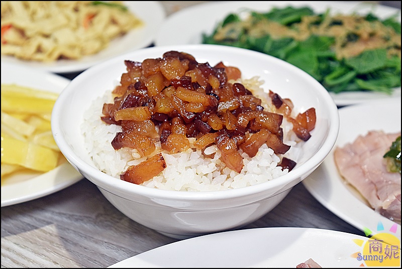 玉堂春魯肉飯| 台中好吃滷肉飯金黃滷肉滿滿膠質卻不油膩，網路千則好評麵食小菜湯品都有水準