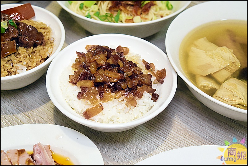 玉堂春魯肉飯| 台中好吃滷肉飯金黃滷肉滿滿膠質卻不油膩，網路千則好評麵食小菜湯品都有水準