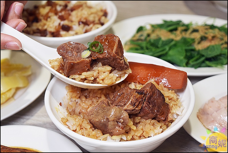 玉堂春魯肉飯| 台中好吃滷肉飯金黃滷肉滿滿膠質卻不油膩，網路千則好評麵食小菜湯品都有水準