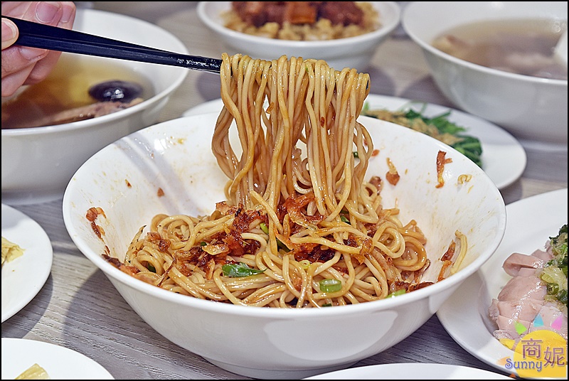 玉堂春魯肉飯| 台中好吃滷肉飯金黃滷肉滿滿膠質卻不油膩，網路千則好評麵食小菜湯品都有水準