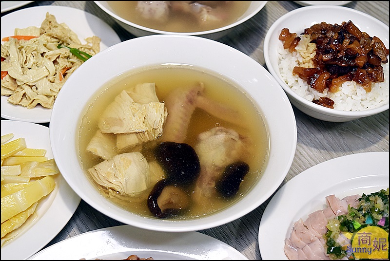 玉堂春魯肉飯| 台中好吃滷肉飯金黃滷肉滿滿膠質卻不油膩，網路千則好評麵食小菜湯品都有水準