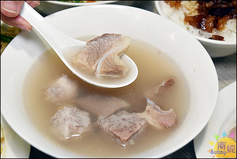 玉堂春魯肉飯| 台中好吃滷肉飯金黃滷肉滿滿膠質卻不油膩，網路千則好評麵食小菜湯品都有水準