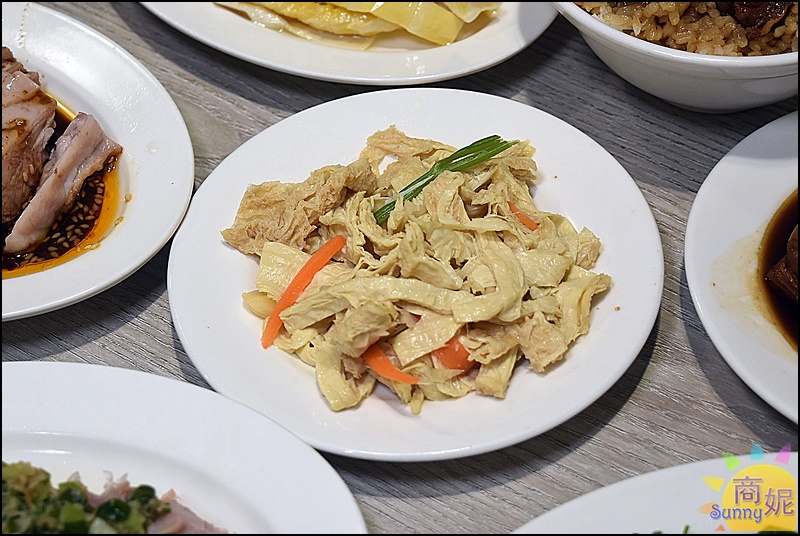 玉堂春魯肉飯| 台中好吃滷肉飯金黃滷肉滿滿膠質卻不油膩，網路千則好評麵食小菜湯品都有水準