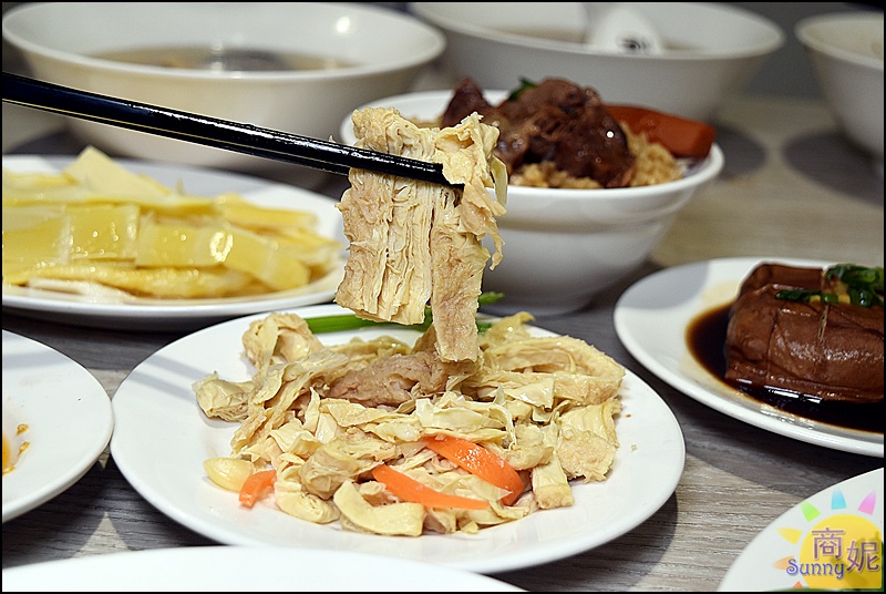 玉堂春魯肉飯| 台中好吃滷肉飯金黃滷肉滿滿膠質卻不油膩，網路千則好評麵食小菜湯品都有水準