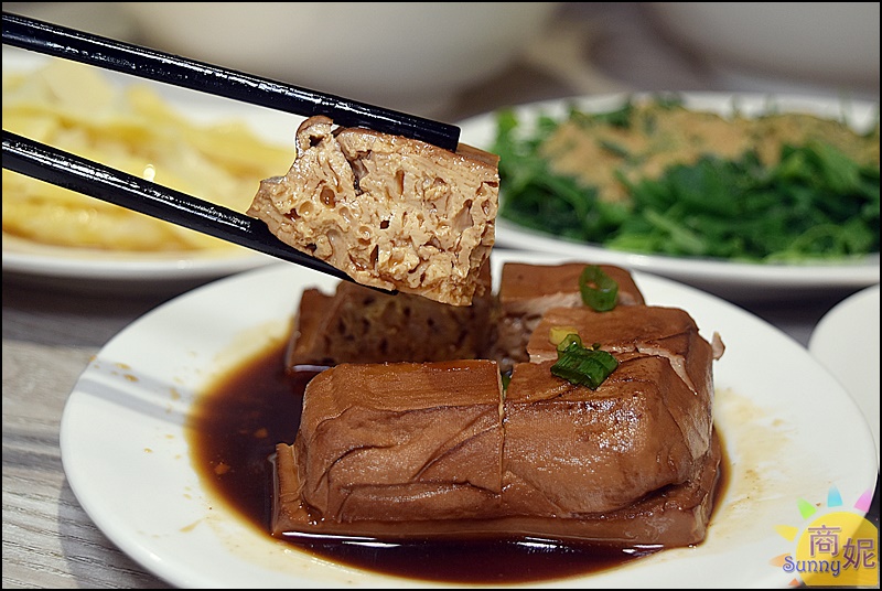 玉堂春魯肉飯| 台中好吃滷肉飯金黃滷肉滿滿膠質卻不油膩，網路千則好評麵食小菜湯品都有水準