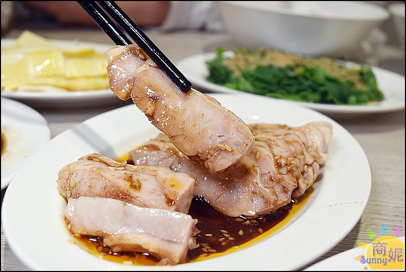 玉堂春魯肉飯| 台中好吃滷肉飯金黃滷肉滿滿膠質卻不油膩，網路千則好評麵食小菜湯品都有水準