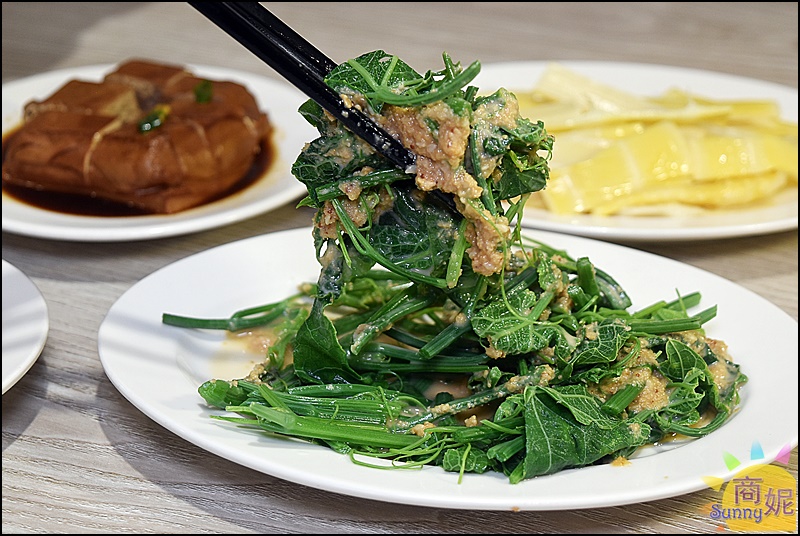 玉堂春魯肉飯| 台中好吃滷肉飯金黃滷肉滿滿膠質卻不油膩，網路千則好評麵食小菜湯品都有水準