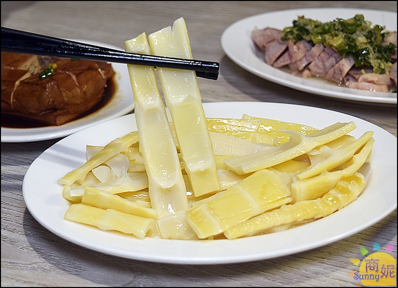 玉堂春魯肉飯| 台中好吃滷肉飯金黃滷肉滿滿膠質卻不油膩，網路千則好評麵食小菜湯品都有水準