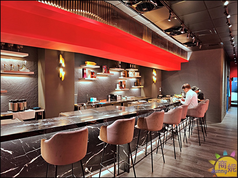 台中鰻鰻烤一樓吧台區,黑白大理石桌面搭配紅色天花設計,座位高腳椅質感滿分,營造低調奢華氛圍。