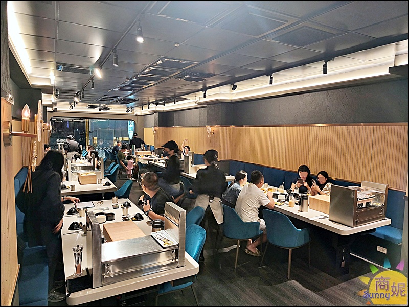 鰻鰻烤二樓用餐空間,木質牆面搭配藍色絨布座椅,座位寬敞舒適,適合家庭聚餐與朋友聚會。