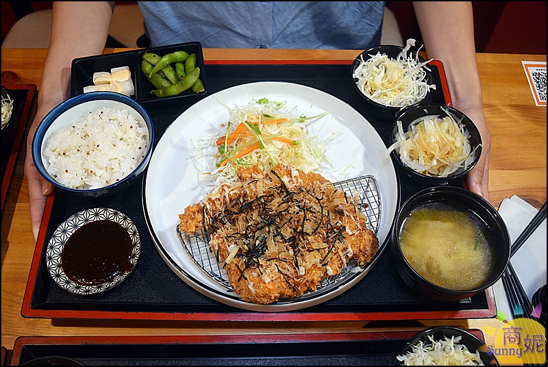 櫻椛日式炸豬排專賣店|超浮誇雙層厚切豬排定食多達6種口味可選.附餐無限續還免服務費太超值