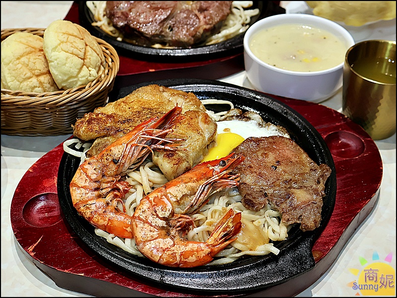 豐芳牛排|台中平價牛排生力軍!免服務費吃飽喝足不到200元.附濃湯菠蘿麵包還有飲料霜淇淋吃到飽