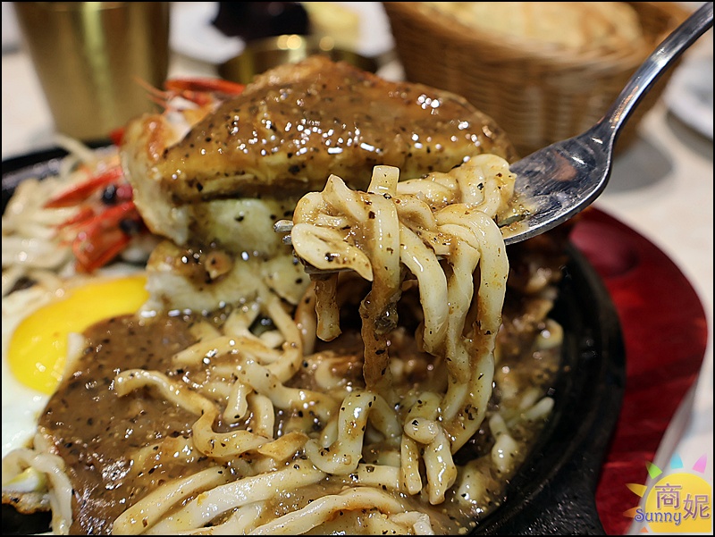 豐芳牛排|台中平價牛排生力軍!免服務費吃飽喝足不到200元.附濃湯菠蘿麵包還有飲料霜淇淋吃到飽