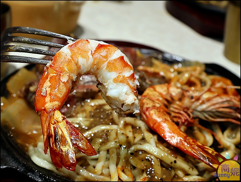 豐芳牛排|台中平價牛排生力軍!免服務費吃飽喝足不到200元.附濃湯菠蘿麵包還有飲料霜淇淋吃到飽