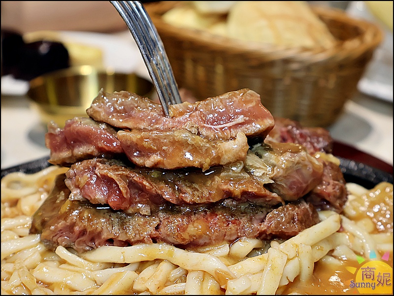 豐芳牛排|台中平價牛排生力軍!免服務費吃飽喝足不到200元.附濃湯菠蘿麵包還有飲料霜淇淋吃到飽