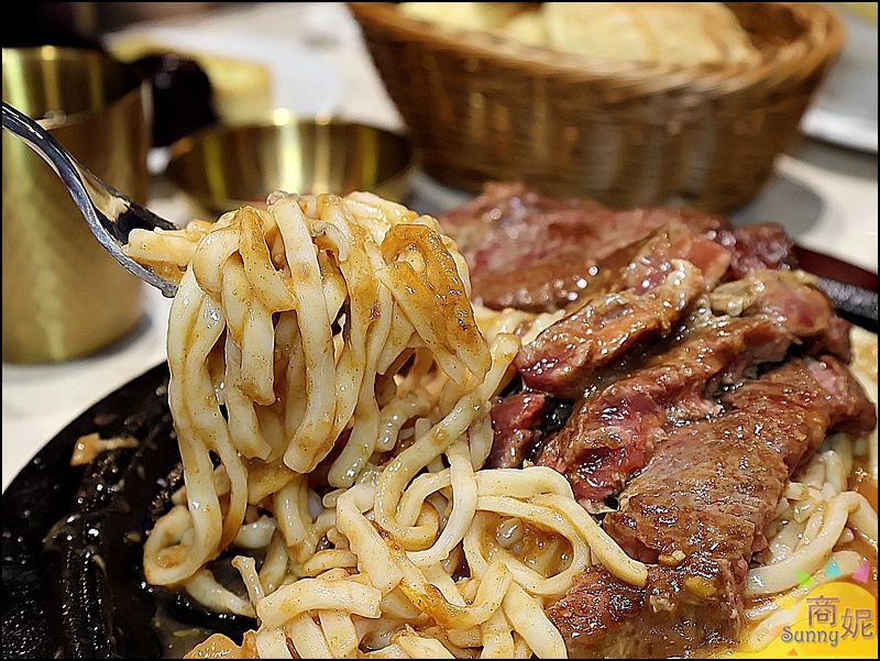 豐芳牛排|台中平價牛排生力軍!免服務費吃飽喝足不到200元.附濃湯菠蘿麵包還有飲料霜淇淋吃到飽