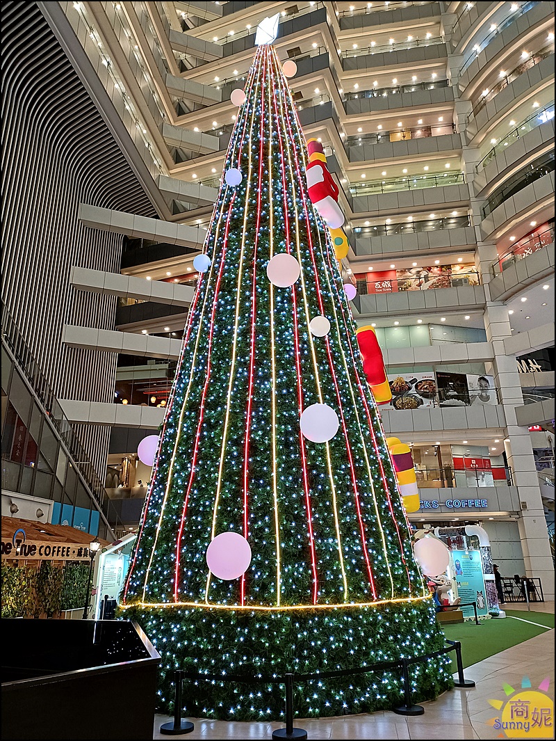 台中最高聖誕樹 星時代聖誕村點燈了!12米高花園鰻聖誕樹.3顆巨無霸大星星超好拍