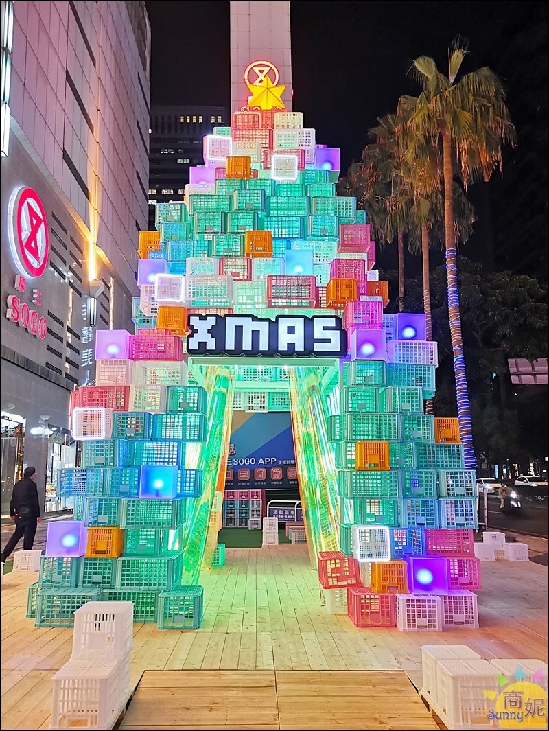台中耶誕景點|台中唯一馬卡龍創意聖誕樹!廣三SOGO聖誕塊樂繽紛色彩晚上超好拍