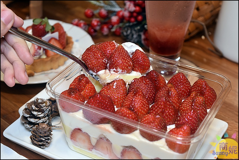 小鍋甜點咖啡|台中草莓季甜點開吃!滿滿新鮮草莓超爆炸夢幻甜點視覺味覺大滿足~