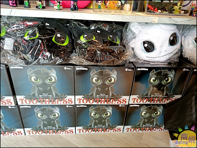 台中免費景點4米高小小兵|台中潮玩快閃店草悟道PARK2廣場小小兵.超人力霸王.假面騎士.魷魚遊戲一次拍夠！