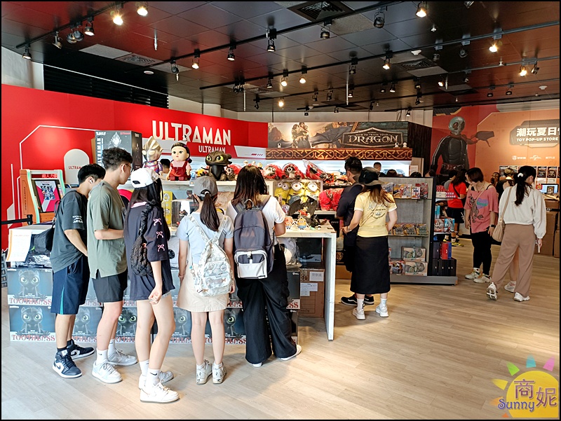 台中免費景點4米高小小兵|台中潮玩快閃店草悟道PARK2廣場小小兵.超人力霸王.假面騎士.魷魚遊戲一次拍夠！