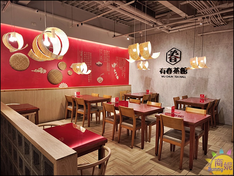 店裡，滿眼都是喜氣洋洋的紅色元素與木質裝潢，紅色的布幔、精緻的竹編燈籠，交織出一種現代與復古並存的獨特風格。