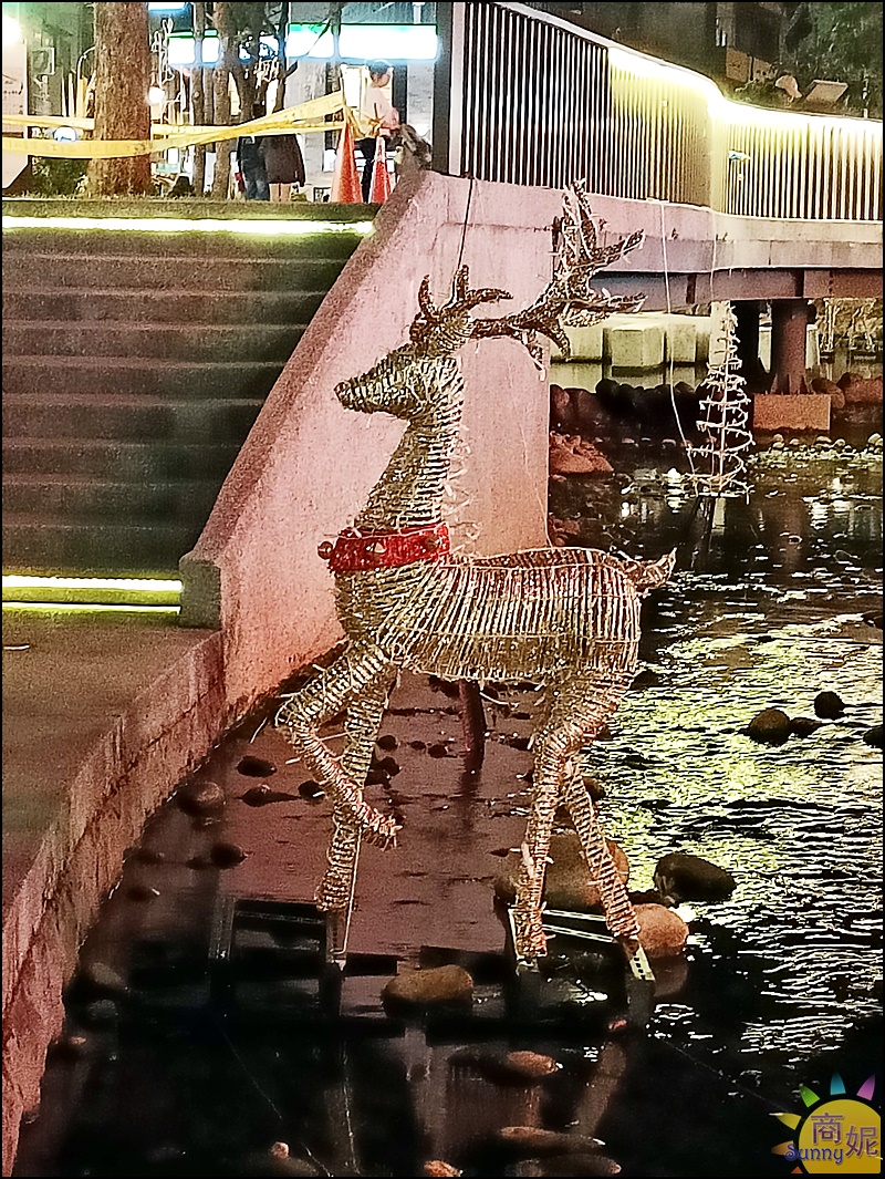 台中綠川聖誕節|台中免費景點綠川水岸台中耶誕嘉年華水中聖誕樹、麋鹿，順遊巨型薑餅屋超好拍